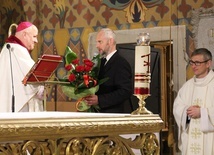 W dniu kapłańskiego święta bp Piotr Greger przyjął życzenia od reprezentanta parafii konkatedralnej.