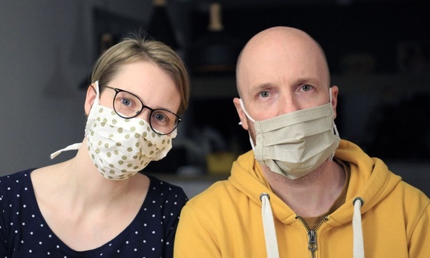Lekarze Wojciech i Šárka Soleccy zainicjowali projekt Maska Polka i zapraszają do tworzenia maskomatów.