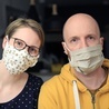 Lekarze Wojciech i Šárka Soleccy zainicjowali projekt Maska Polka i zapraszają do tworzenia maskomatów.