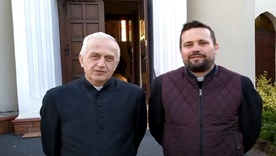 Proboszcz parafii ks. Kazimierz Próchniak i wikariusz ks. Piotr Iwaniszczuk