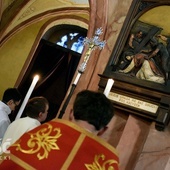 Zdjęcie z nabożeństwa drogi krzyżowej przeprowadzanego na początku Wielkiego Postu.
