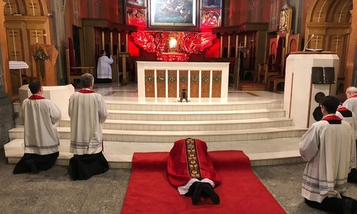 Liturgię rozpoczęło uczczenie krzyża przez leżącego przed ołtarzem bp. Romana Pindla
