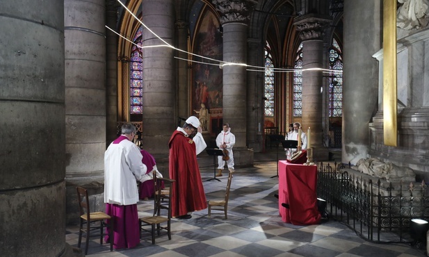 Adoracja w nieowyremontowanej jeszcze po pożarze Notre Dame