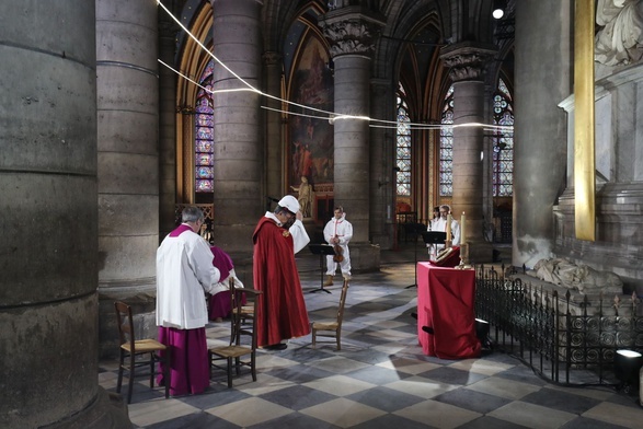 Adoracja w nieowyremontowanej jeszcze po pożarze Notre Dame