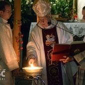 Biskup odpalił paschał, symbol zmartwychwstałego Jezusa Chrystusa.