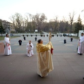 Przed rozpoczęciem Eucharystii bp Henryk Tomasik przed głównym wejściem do katedry udzielił błogosławieństwa  Najświętszym Sakramentem miastu i diecezji.