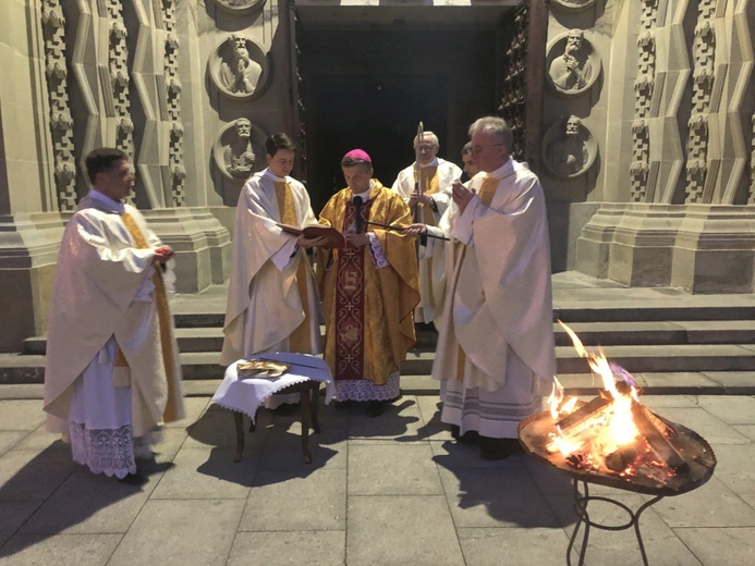 Liturgię rozpoczął obrzęd poświęcenia ognia i przygotowania oraz zapalenia paschału