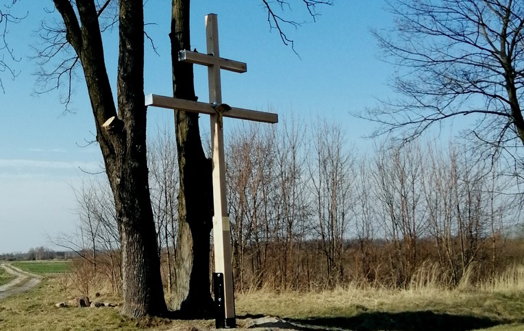 Krzyż ustawiony jest na granicy parafii.