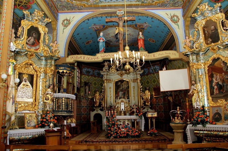 Wnętrze kościoła w Tymowej.