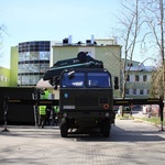 Wojskowe kontenery mieszkalne przed szpitalem zakaźnym w Koźlu
