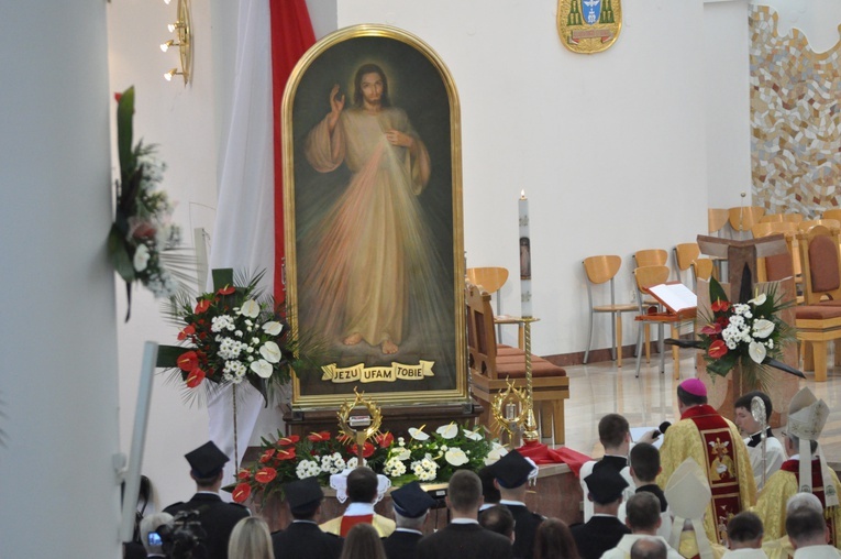 Bp Andrzej Jeż zawierzył diecezję tarnowską Bożemu Miłosierdziu na zakończenie pregrynacji obrazu "Jezu, ufam Tobie" w 2015 roku.