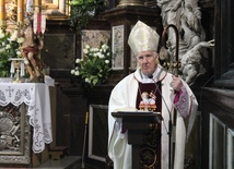 Biskup w czasie Mszy św. w Niedzielę Miłosierdzia.