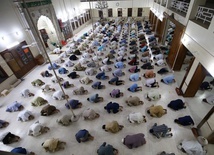 W mczecie w Karaczi podczas koronowirusa