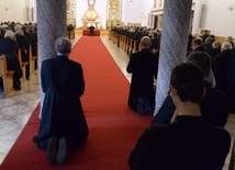 Adoracja podczas dnia pokutnego kapłanów w przeddzień Środy Popielcowej 2020 r.