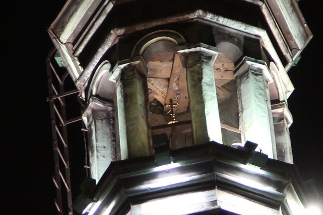Na kościelnej wieży można zobaczyć ustawiony tam na czas pandemii krzyż z relikwiami Krzyża Świętego.