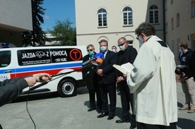 Przekazanie ambulansu odbyło się przed kościołem akademickim KUL.