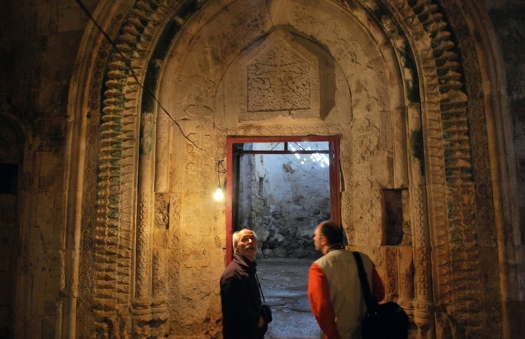 W ruinach dawnych ormiańskich kościołów