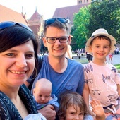 Michał i Anna Maria ze swoimi dziećmi.