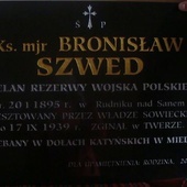 Rudnik nad Sanem, kościół parafialny. Tablica upamiętniająca ks. Bronisława Szweda.