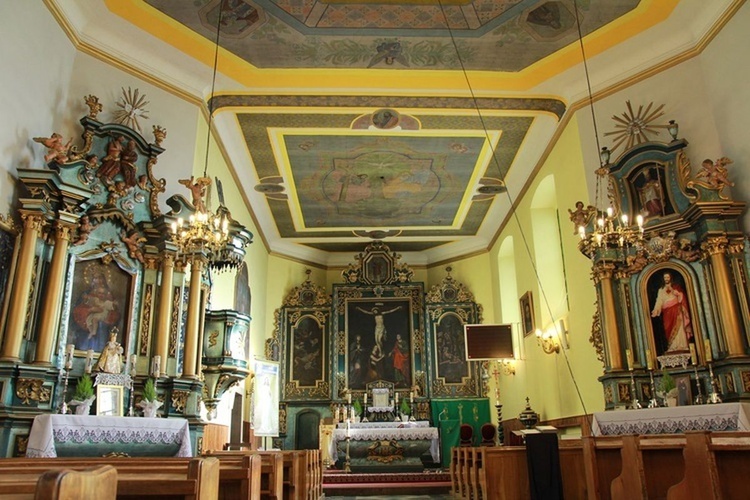 Wnętrze kościoła w Zagórzanach. Po lewej ołtarz z obrazem Matki Bożej Pocieszenia.