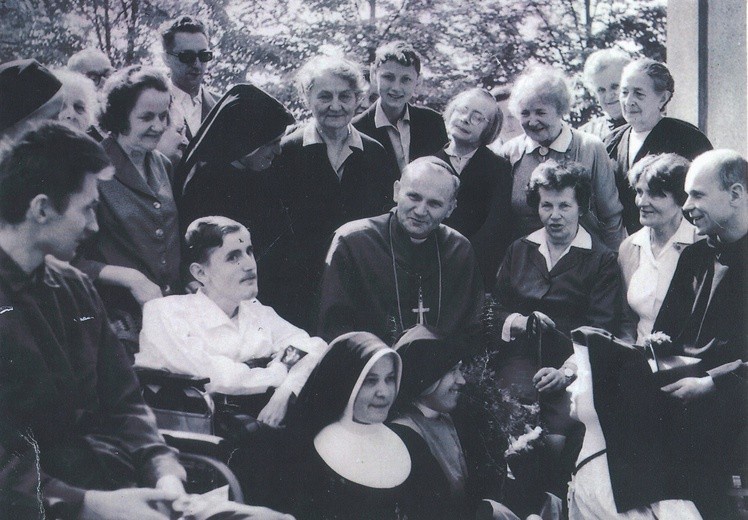 Biskup Karol Wojtyła i Hanna Chrzanowska (powyżej biskupa) na rekolekcjach dla chorych w Trzebini.