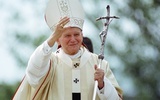 Jan Paweł II jest wciąż bliski Polakom.