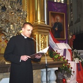 Klerycy czytali nazwiska zamordowanych duchownych w tarnowskiej katedrze.