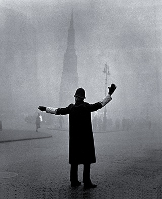 5 grudnia 1952 r. Londyn spowił tak wielki smog, że życie w mieście praktycznie zamarło.