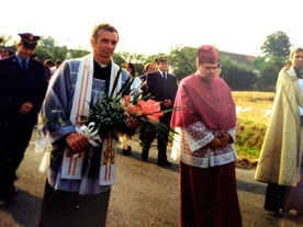 Ks. Zdzisław Horochowski niosący kwiaty w czasie przyjęcia obrazu MB Częstochowskiej.