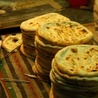 Pakistańskie chlebki roti.