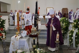 Modlitwy nad urną zmarłego kapłana poprowadził bp Piotr Libera.