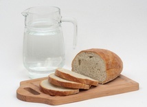 Czy zna ktoś grupę 157 osób, które regularnie poszczą o chlebie i wodzie?
