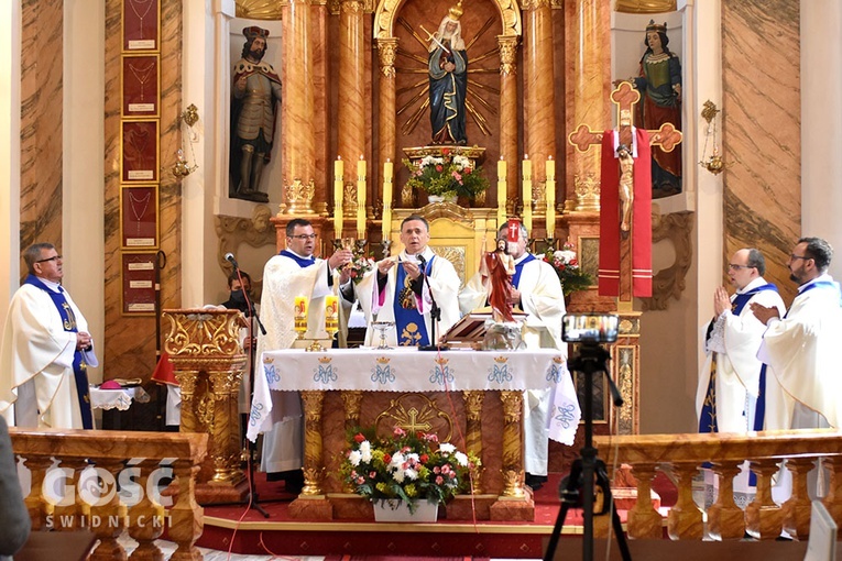 Mszę św. wraz z biskupem koncelebrowali proboszczowie i wikariusze z całej Nowej Rudy.