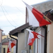 Flagi wywieszone przez mieszkańców Odrzywołu.