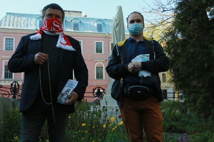 Panowie Sławek i Ireneusz z różańcem w ręku polecają Matce Bożej swoje rodziny.