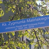 Znak informujący o nazwie ulicy przy parafii pw. NMP Królowej Polski w Wejherowie.