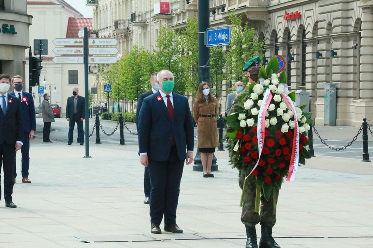 Delegacje złożyły kwiaty pod pomnikiem konstytucji.