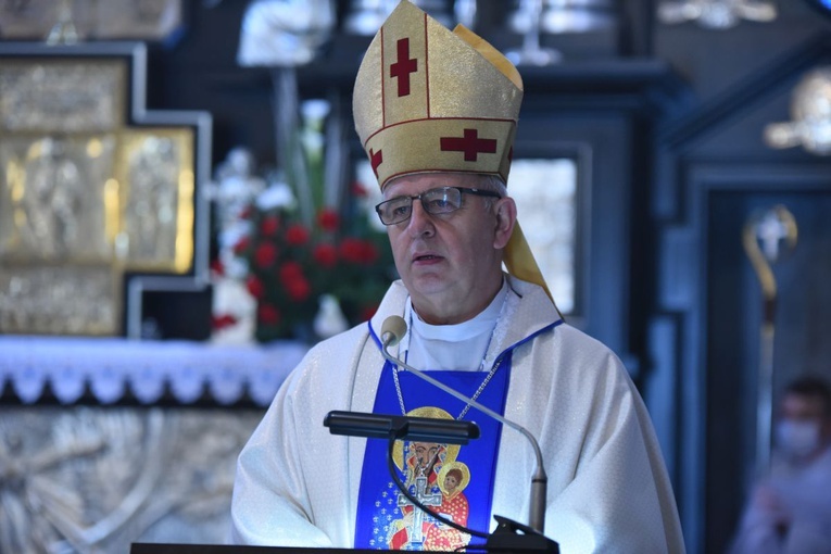 Bp Jan Piotrowski wygłasza homilię.