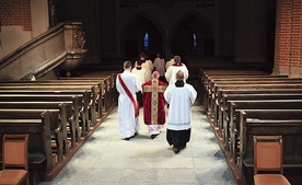 Procesja wyjścia w czasie liturgii w pustej katedrze opolskiej.