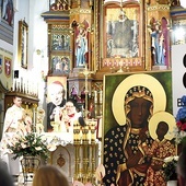 Modlitwie towarzyszyły ikona Czarnej Madonny i znak grupy pielgrzymkowej.