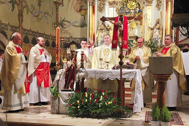 Ordynariusz tarnowski dziękował Bogu w ujanowickim kościele za dar ks. Bernardyna.