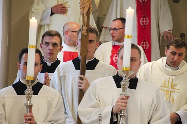 ▲	Znakiem szczególnej nadziei dla Kościoła płockiego w tym trudnym czasie będą nowi diakoni i księża.