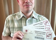 ◄	Dariusz Długajczyk prezentuje koperty  na maseczki.