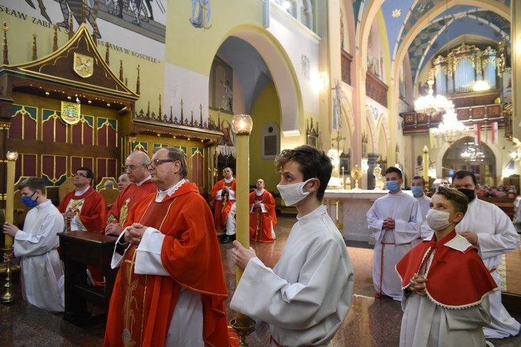 Celebransi i służba liturigiczna podczas zasłonięcia obrazu św. Stanisława.