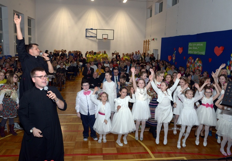 Szkoła w ubiegłym roku zorganizowała koncert, by wesprzeć podopiecznych Caritas.