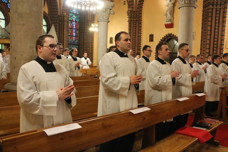 Przysięga alumnów przed święceniami diakonatu we wrocławskim seminarium