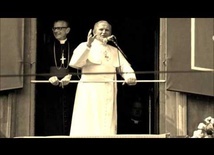 Jan Paweł II i... śpiew. "Barka" pod oknem papieskim.