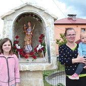 Córka i wnuczki Stanisławy i Krzysztofa Przybyłków przy kapliczce koło swojego domu.