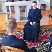 Klerycy podczas nagrywania wyjątkowego cyklu filmów o kapłaństwie.