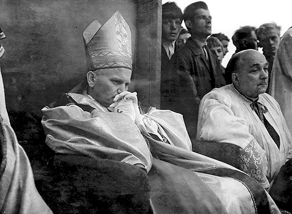 ◄	W 1967 r. abp Karol Wojtyła przewodniczył Eucharystii w Tumie.